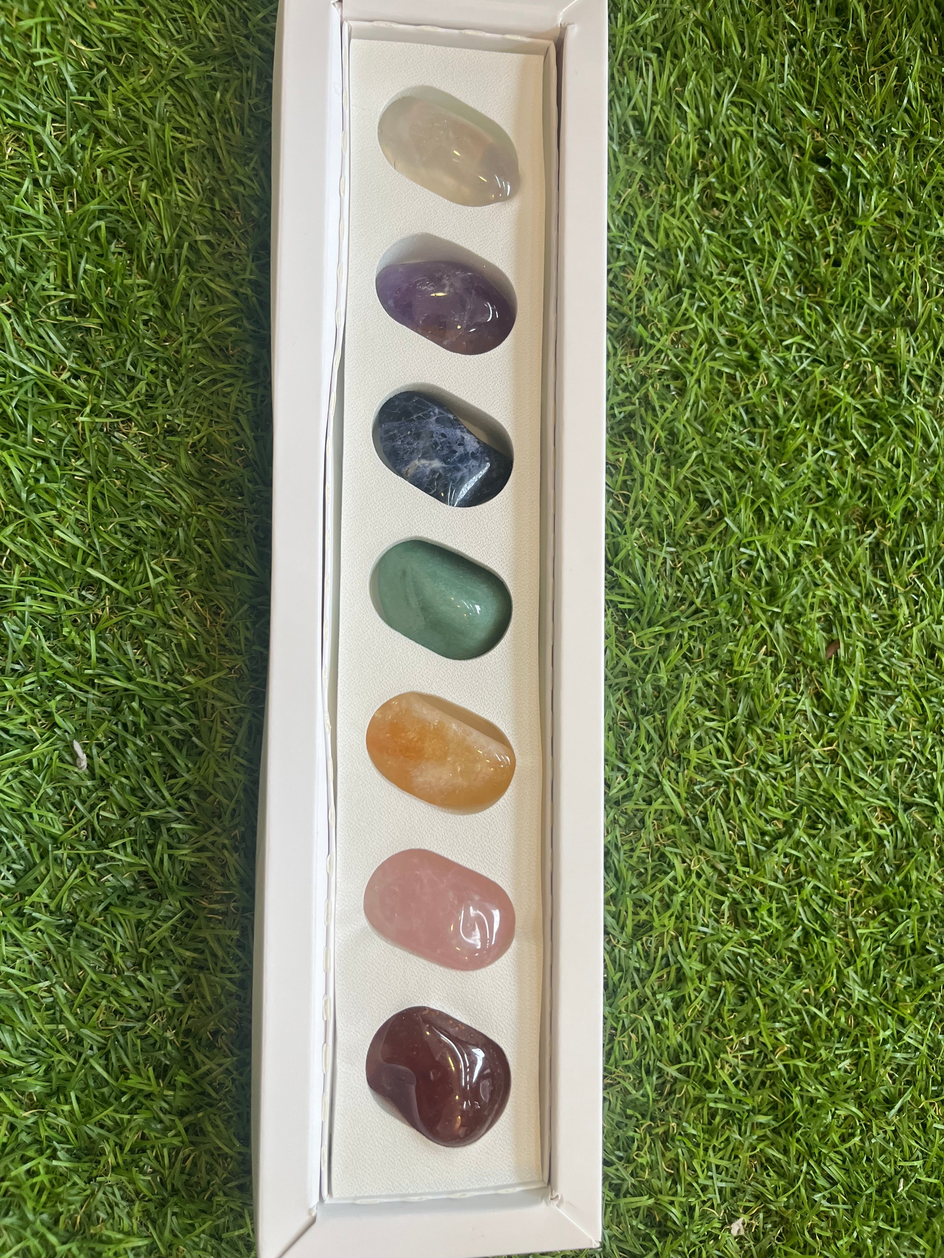 Set mit getrommelten Steinen für 7 Chakren