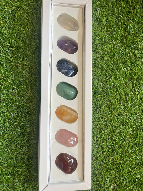 Set mit getrommelten Steinen für 7 Chakren